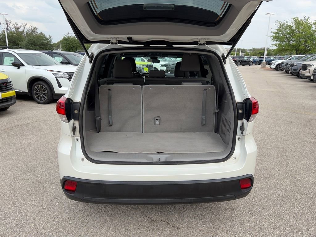 Used 2019 Toyota Highlander LE FWD image 29