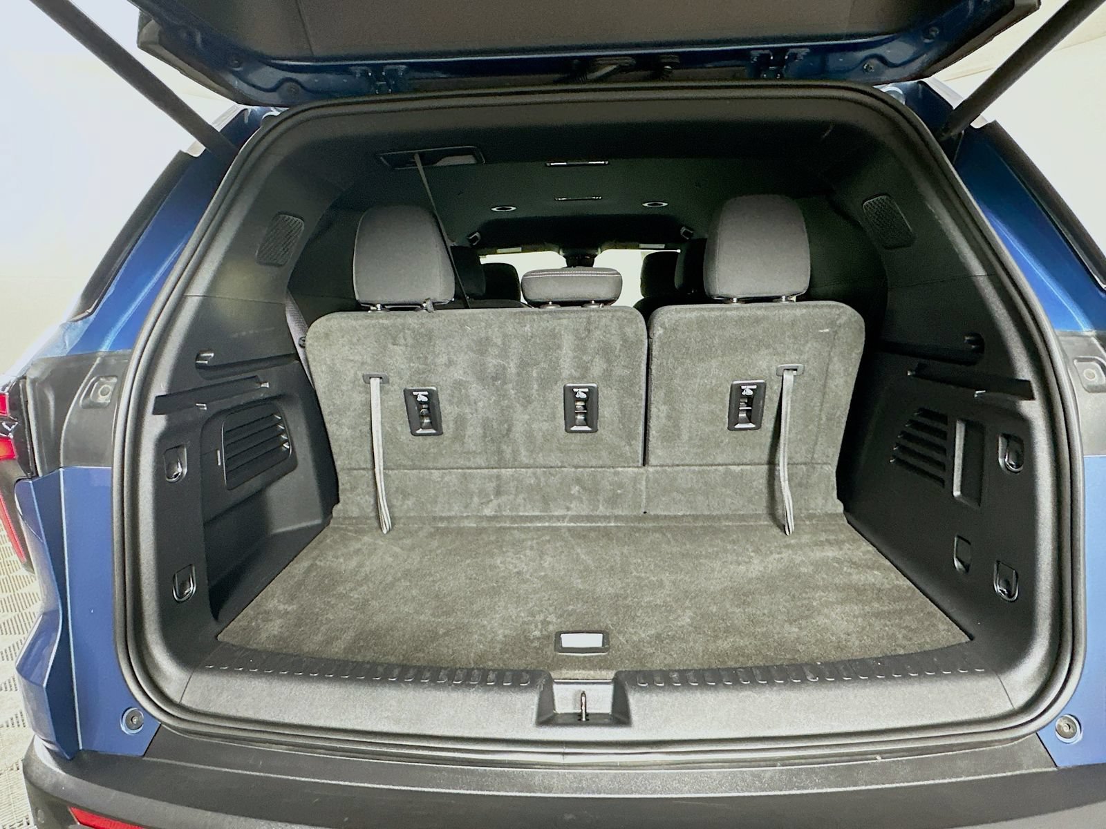 Used 2025 Chevrolet Traverse LT AWD/4WD image 26