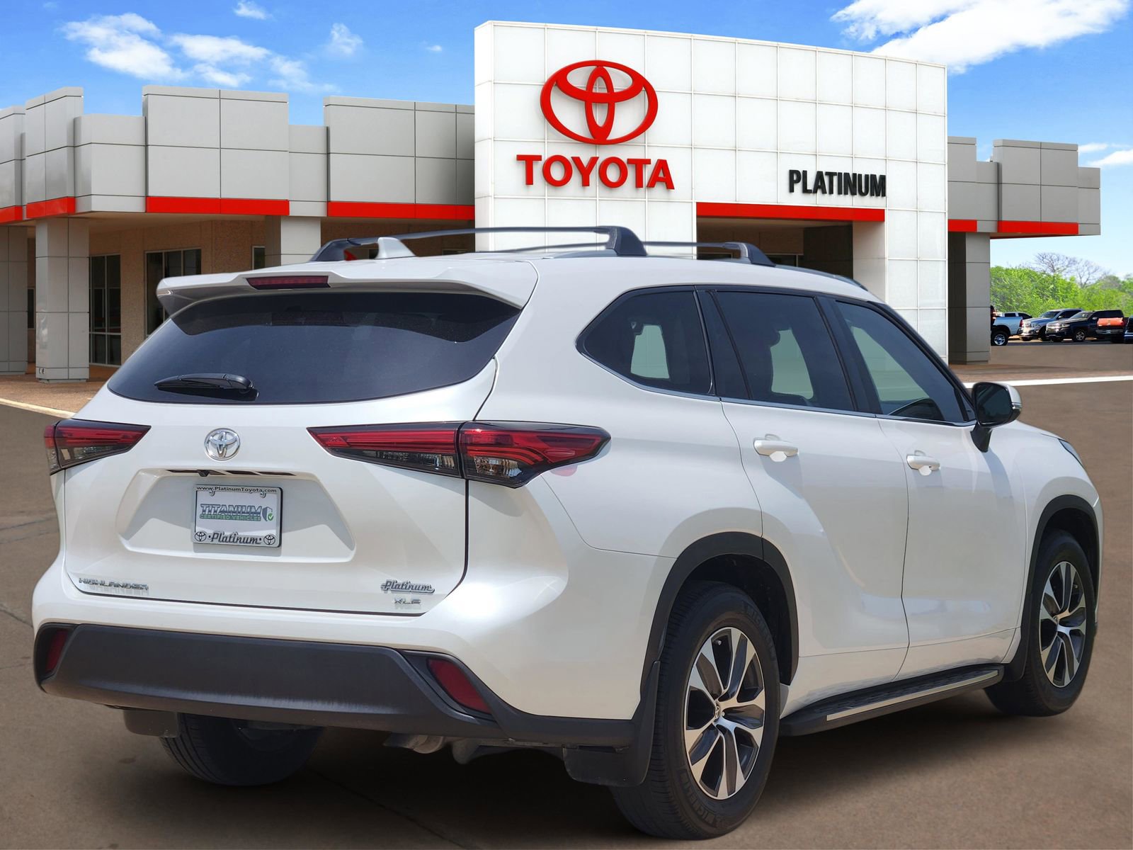 Used 2023 Toyota Highlander XLE FWD image 4