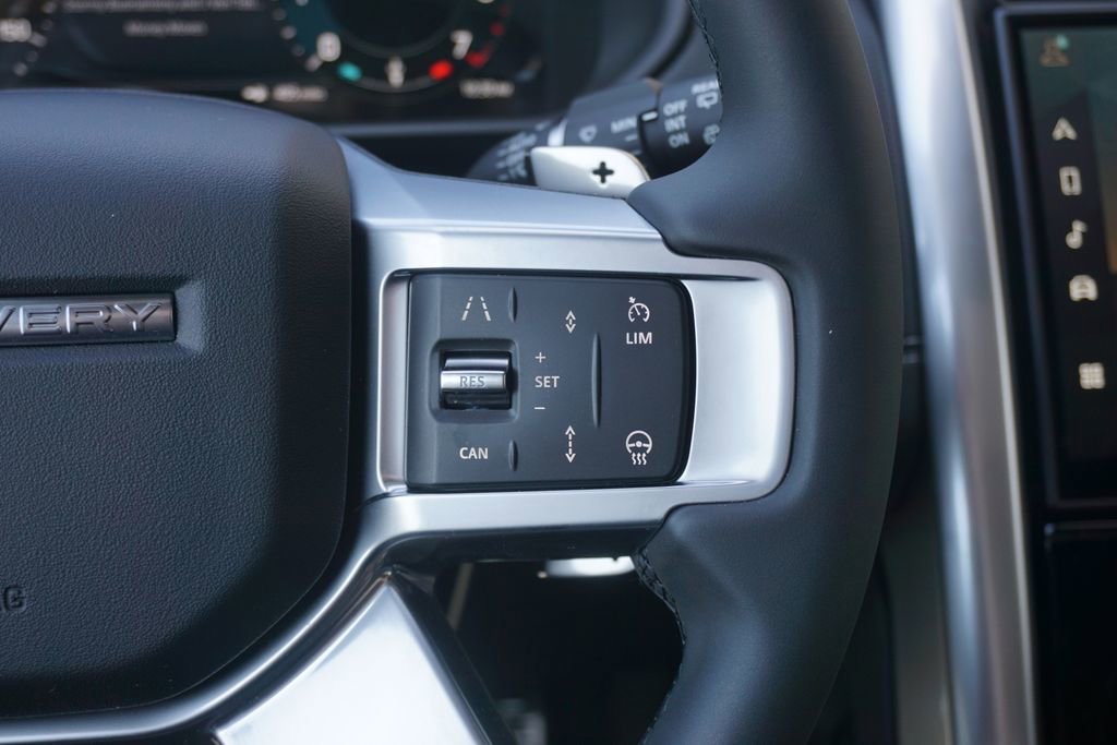 New 2025 Land Rover Discovery Dynamic SE image 13