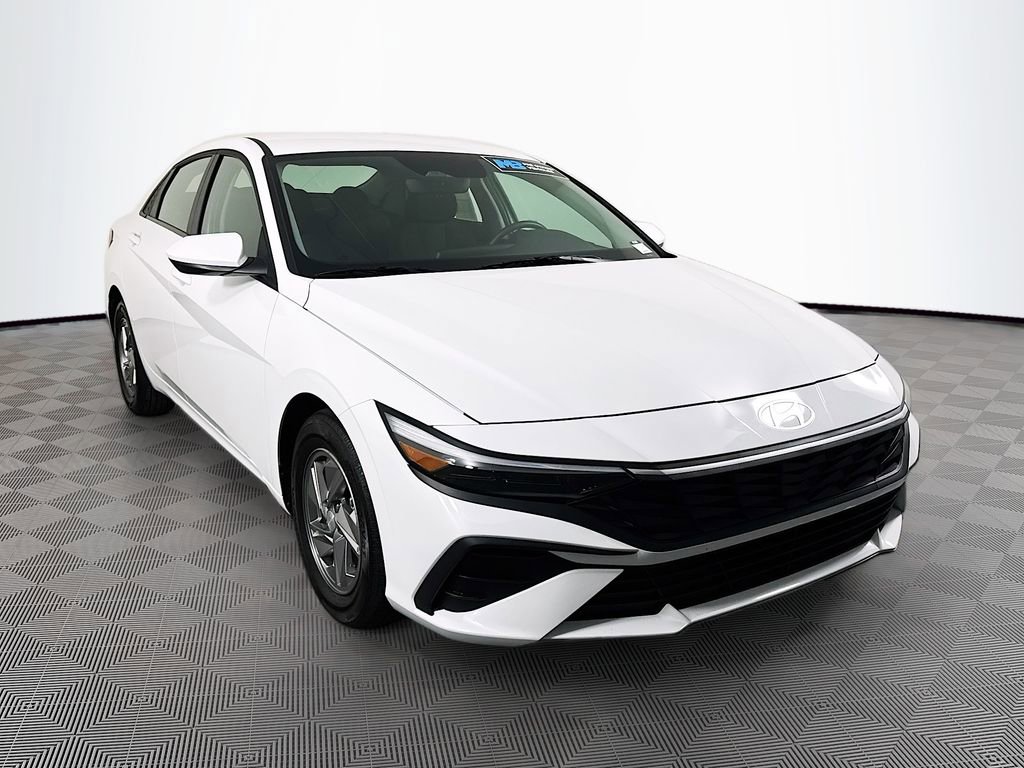 Certified 2025 Hyundai Elantra SE image 3