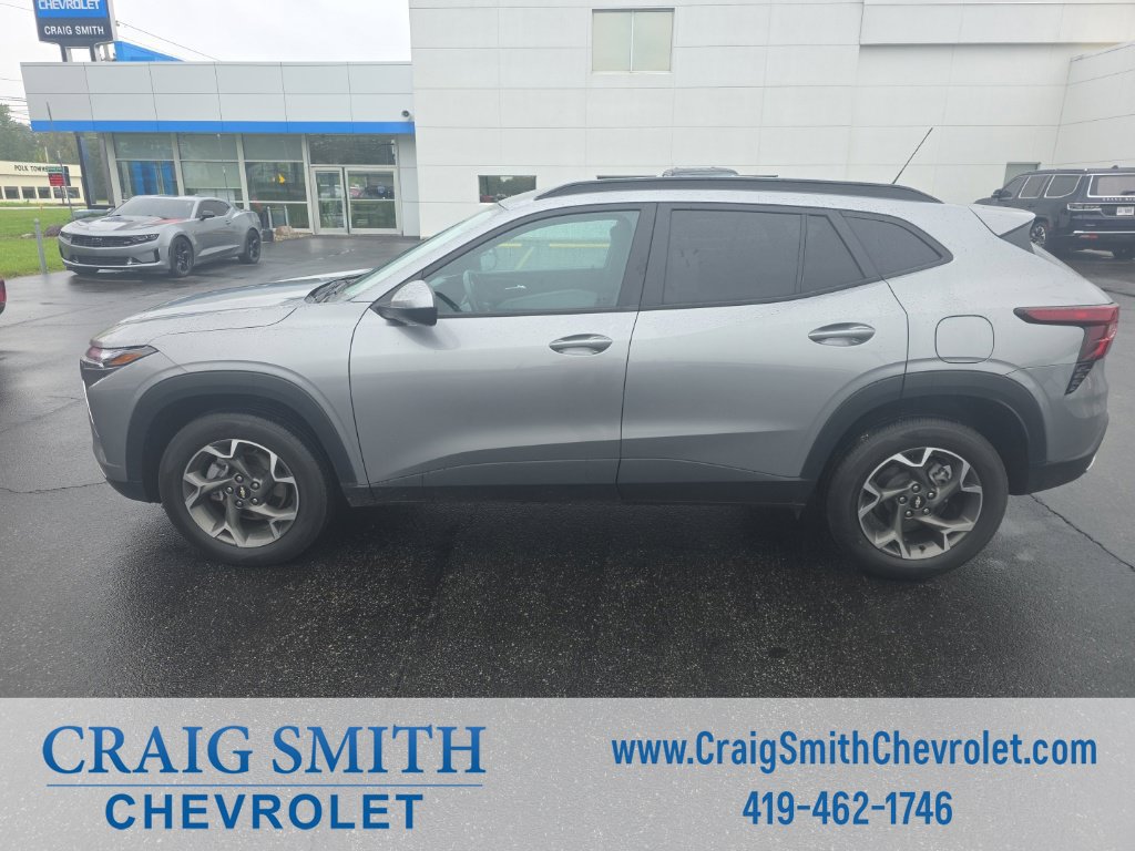 Used 2024 Chevrolet Trax LT w/ LT Convenience Package FWD image 2