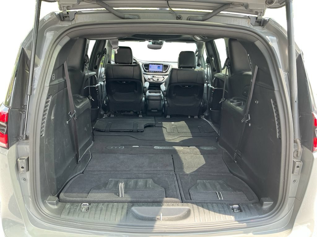 Used 2025 Chrysler Pacifica Limited FWD image 14