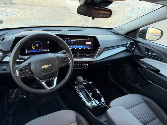 Used 2025 Chevrolet Trax LT w/ LT Convenience Package image 14