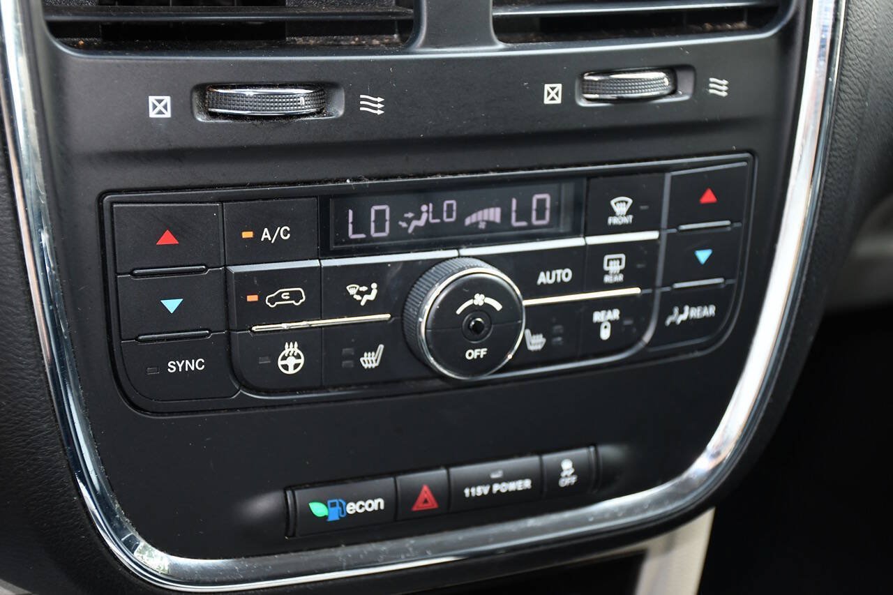Used 2015 Chrysler Town & Country Touring-L w/ Driver Convenience Group FWD image 39