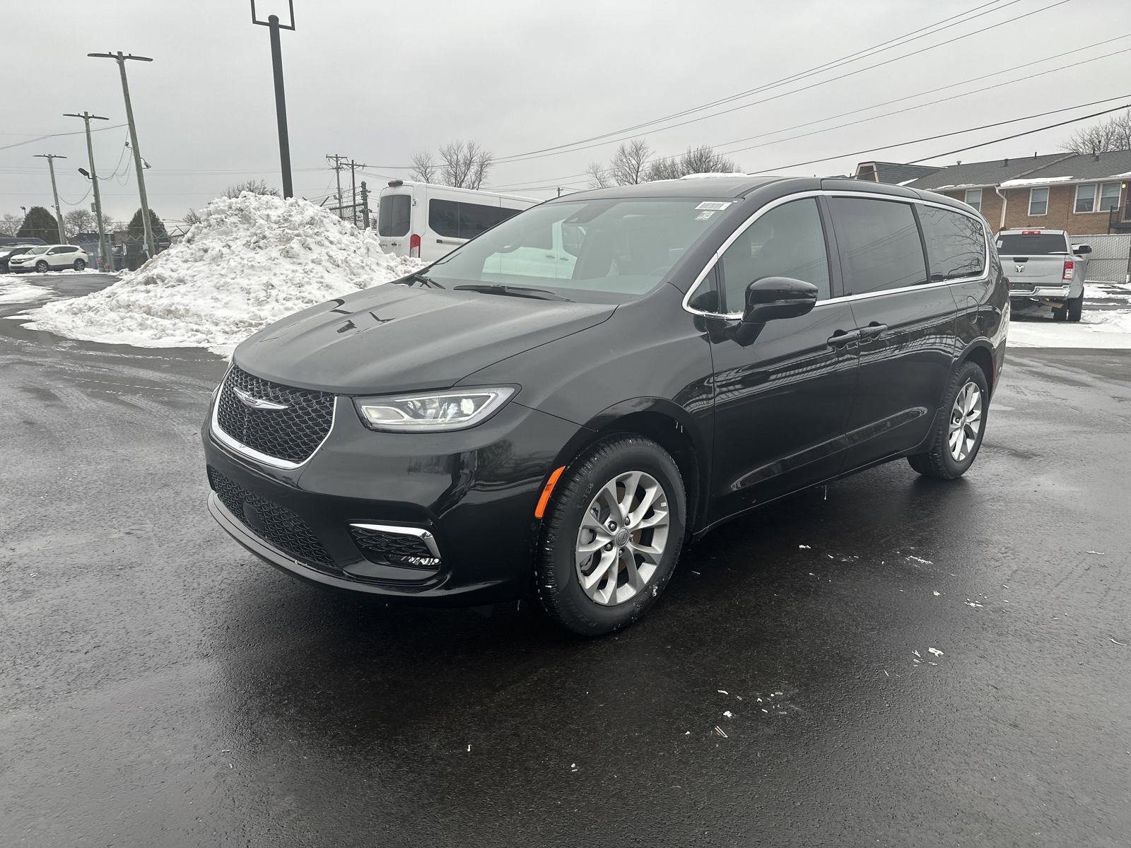 New 2025 Chrysler Pacifica Select image 3