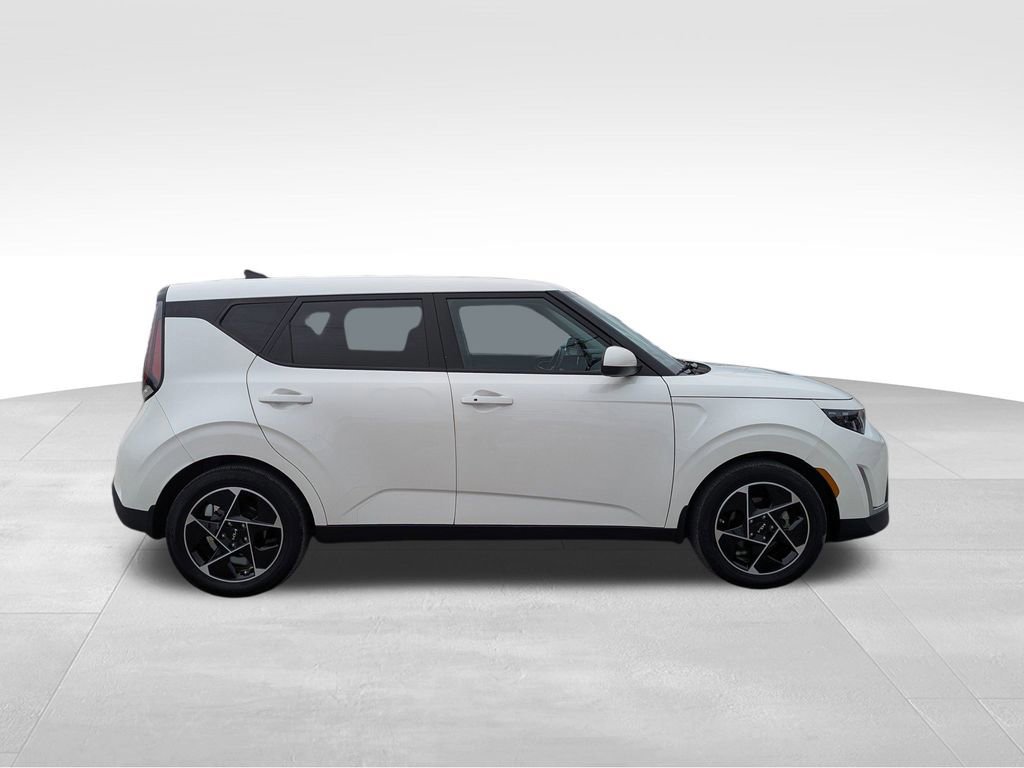 Used 2023 Kia Soul EX image 2