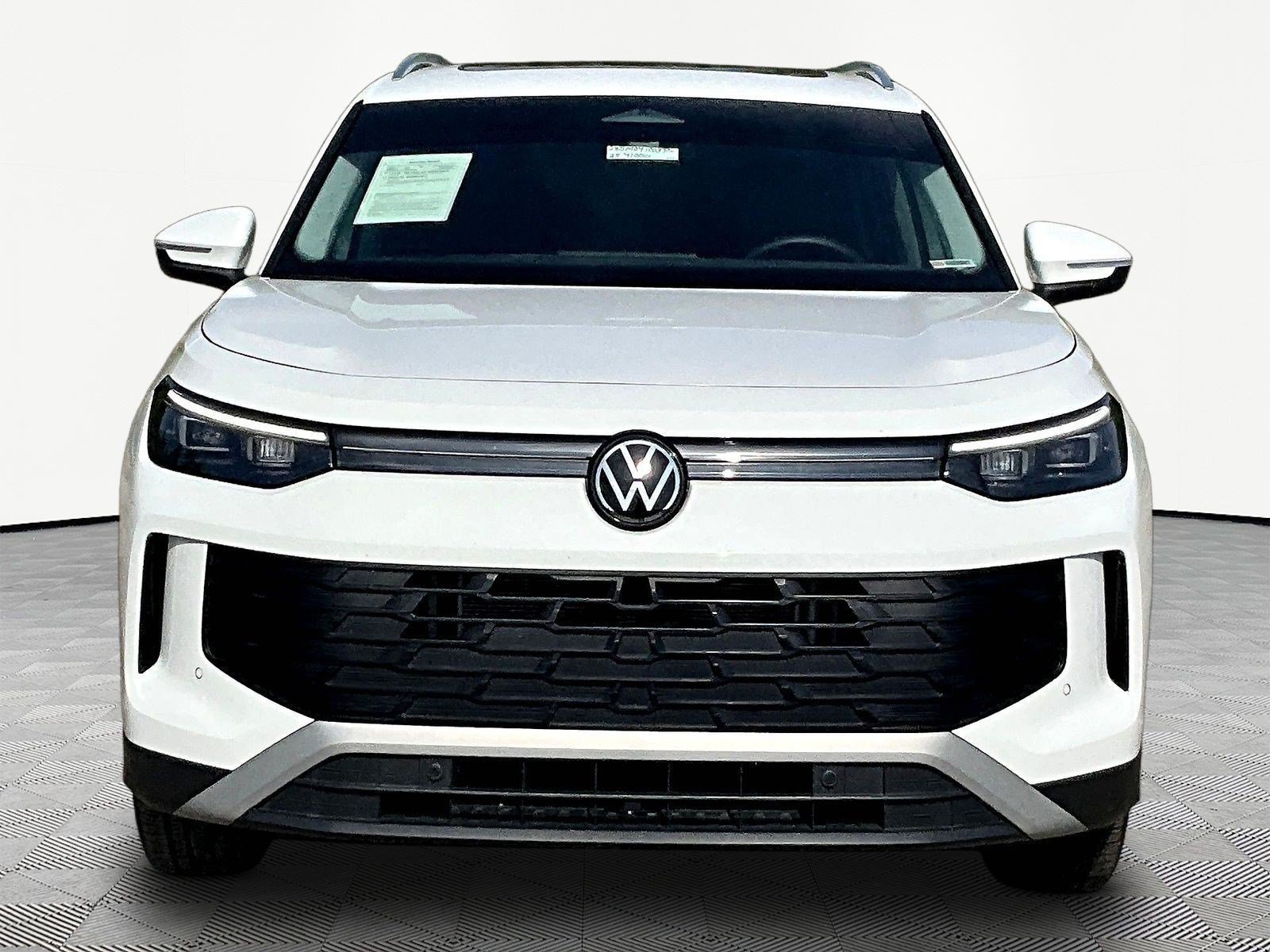 Used 2025 Volkswagen Tiguan SE w/ Panoramic Sunroof Package AWD/4WD image 9