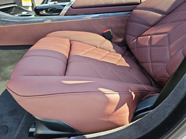 New 2026 BMW 750e xDrive image 29