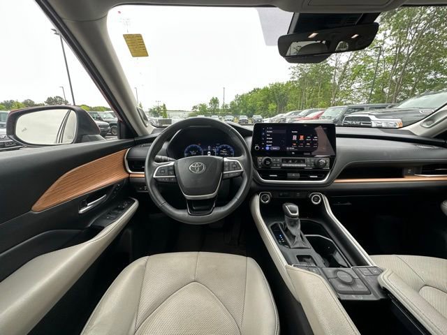 Used 2024 Toyota Grand Highlander AWD image 16