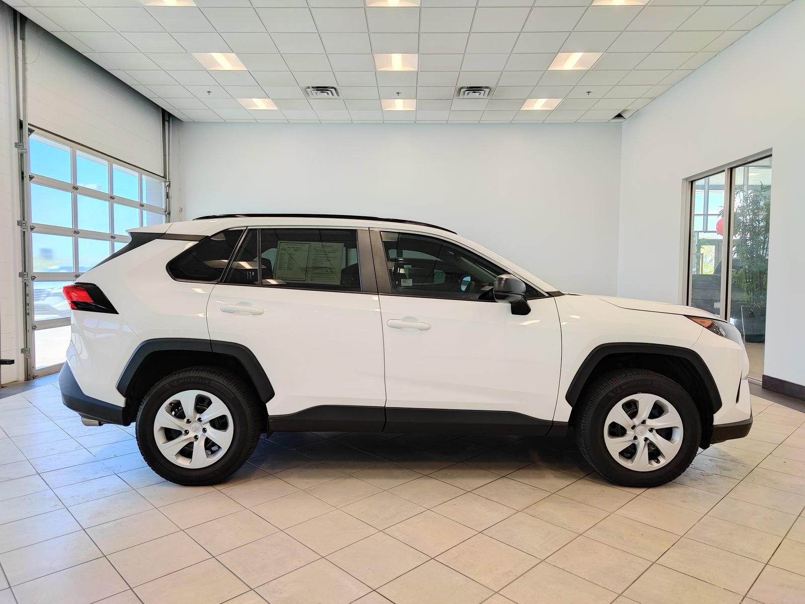 Used 2021 Toyota RAV4 LE AWD/4WD image 2