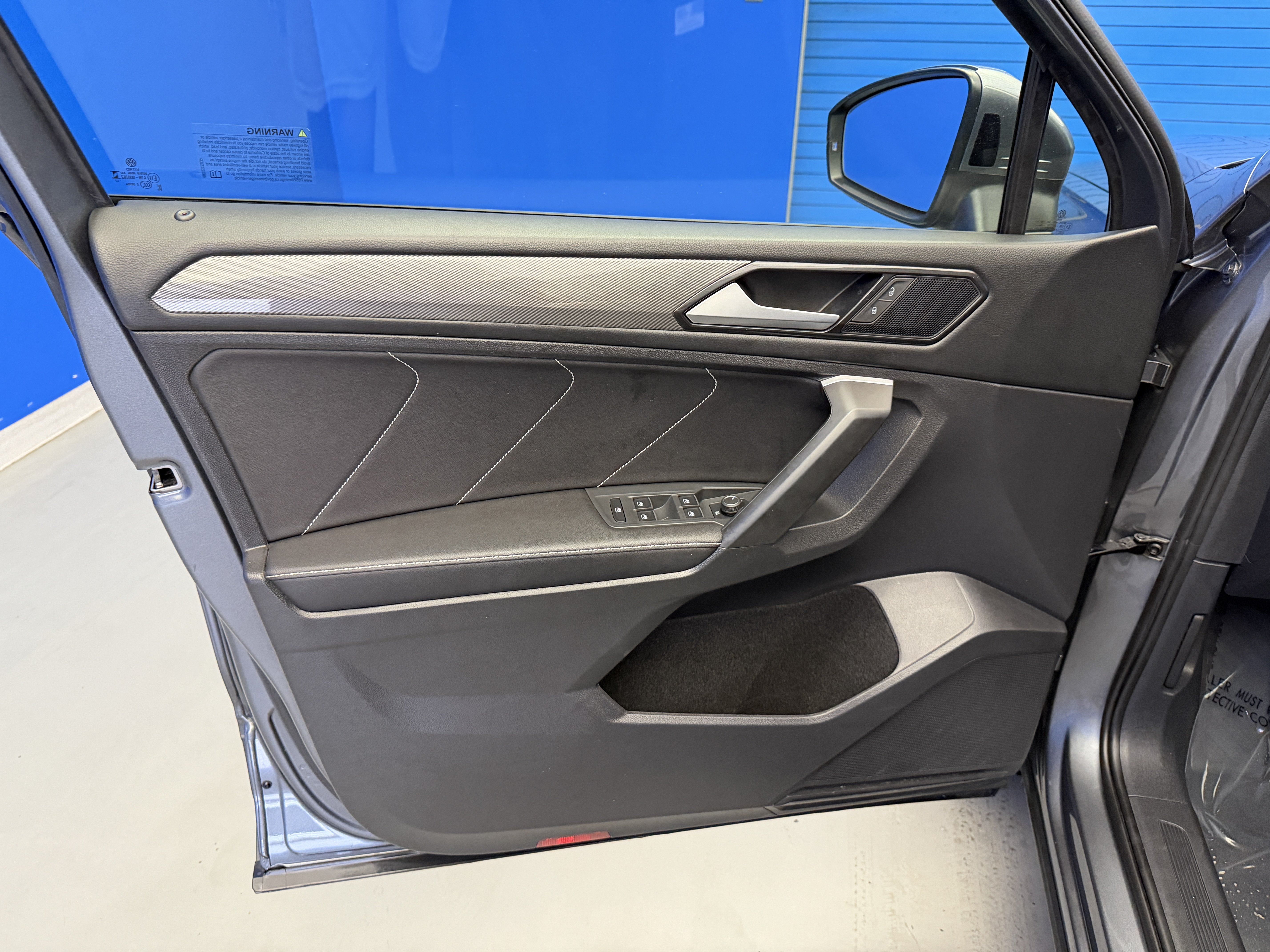 Used 2023 Volkswagen Tiguan SE w/ Panoramic Sunroof Package FWD image 9