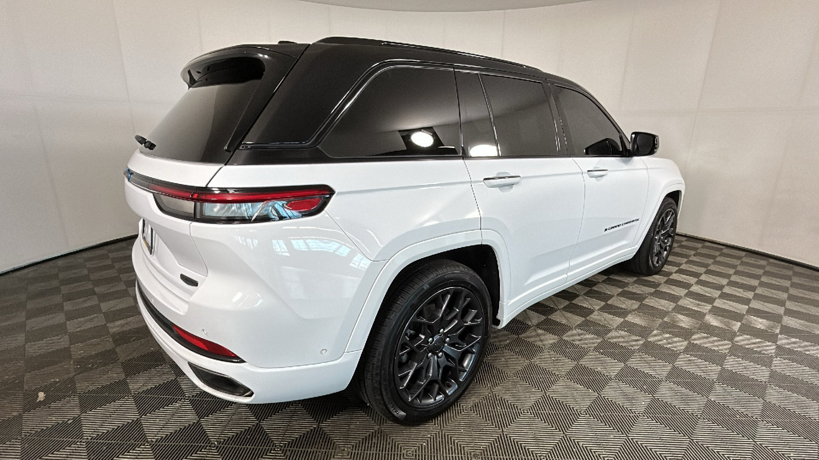 Used 2023 Jeep Grand Cherokee Summit w/ High Altitude Package AWD/4WD image 3