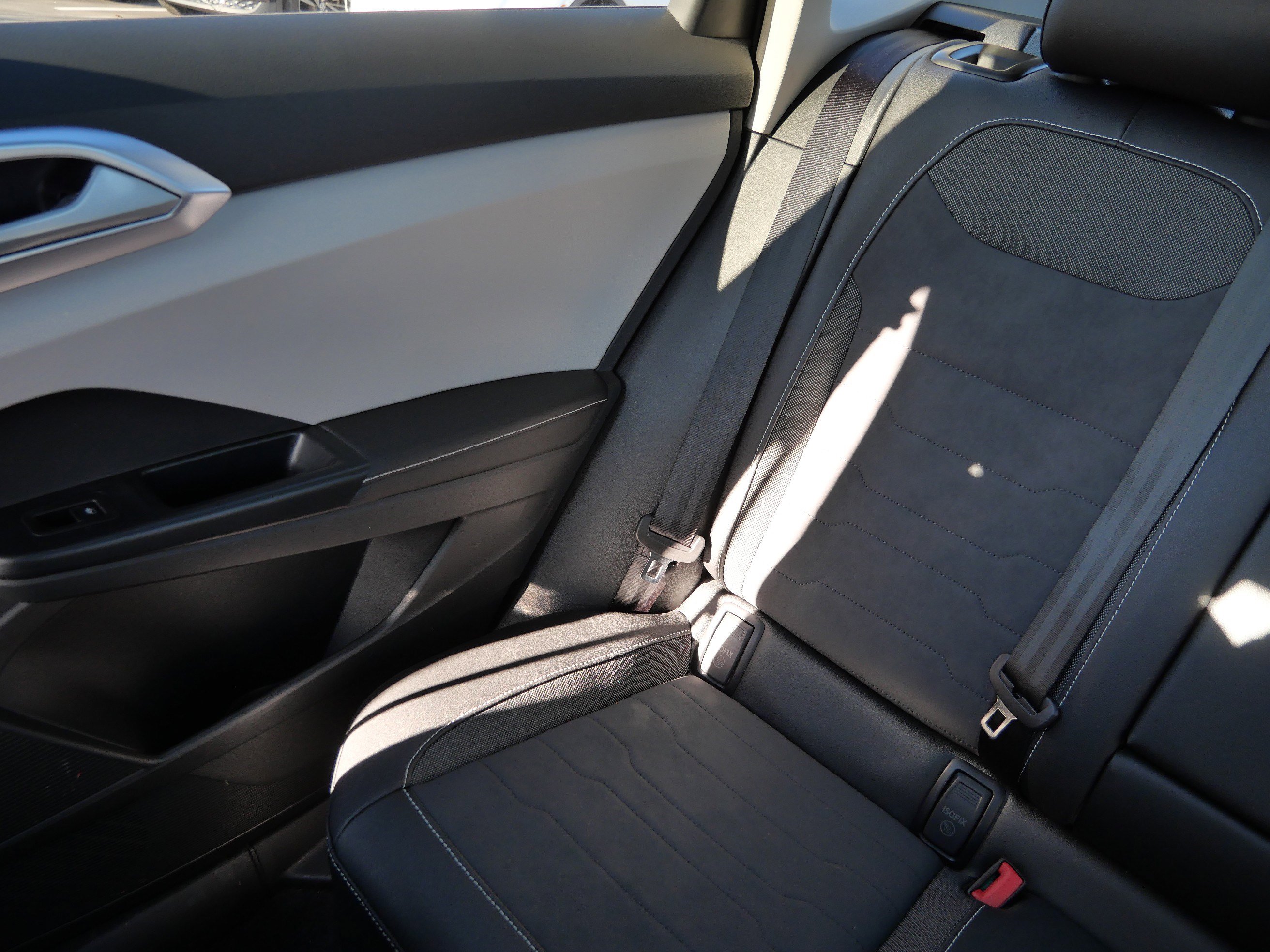 Certified 2025 Volkswagen Taos SE image 12