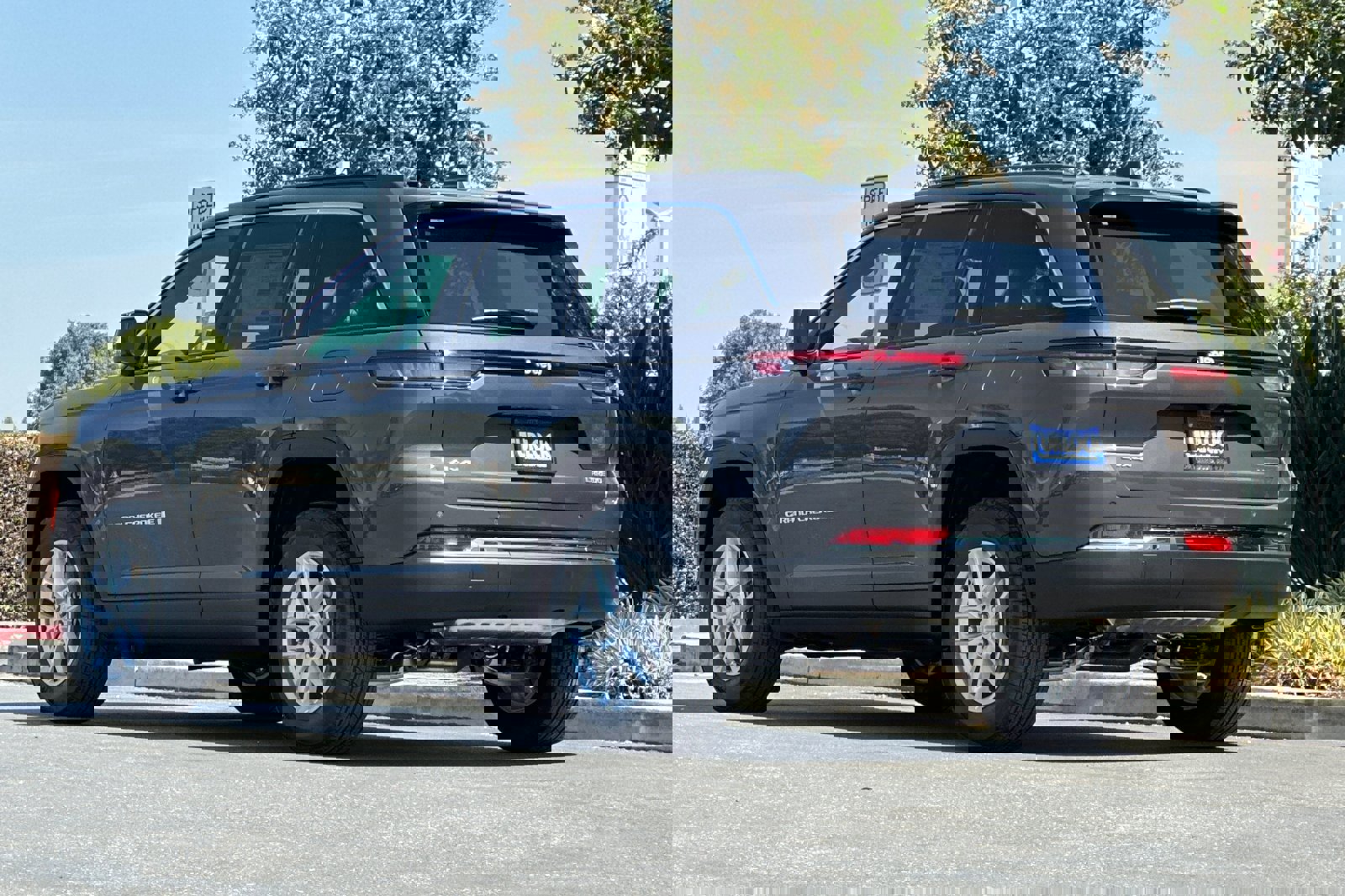 New 2025 Jeep Grand Cherokee Laredo X w/ Luxury Tech Group I image 6