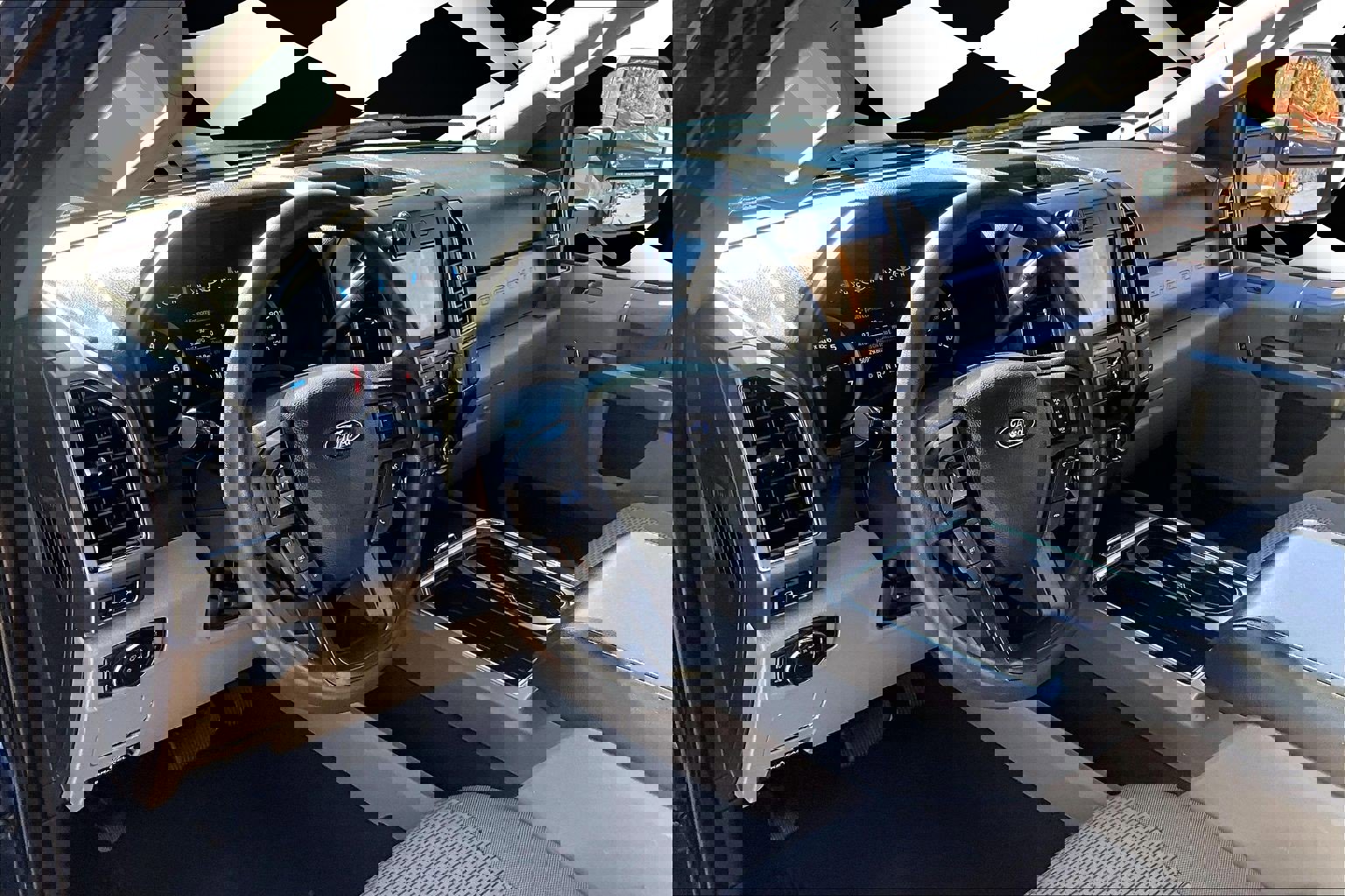 Used 2022 Ford F350 XLT w/ XLT Premium Package image 9