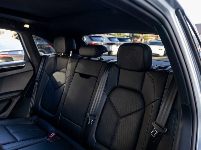 Certified 2025 Porsche Macan image 30