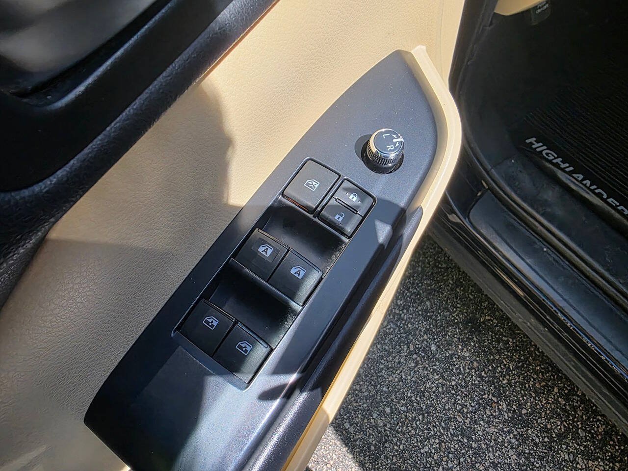 Used 2019 Toyota Highlander XLE AWD/4WD image 11