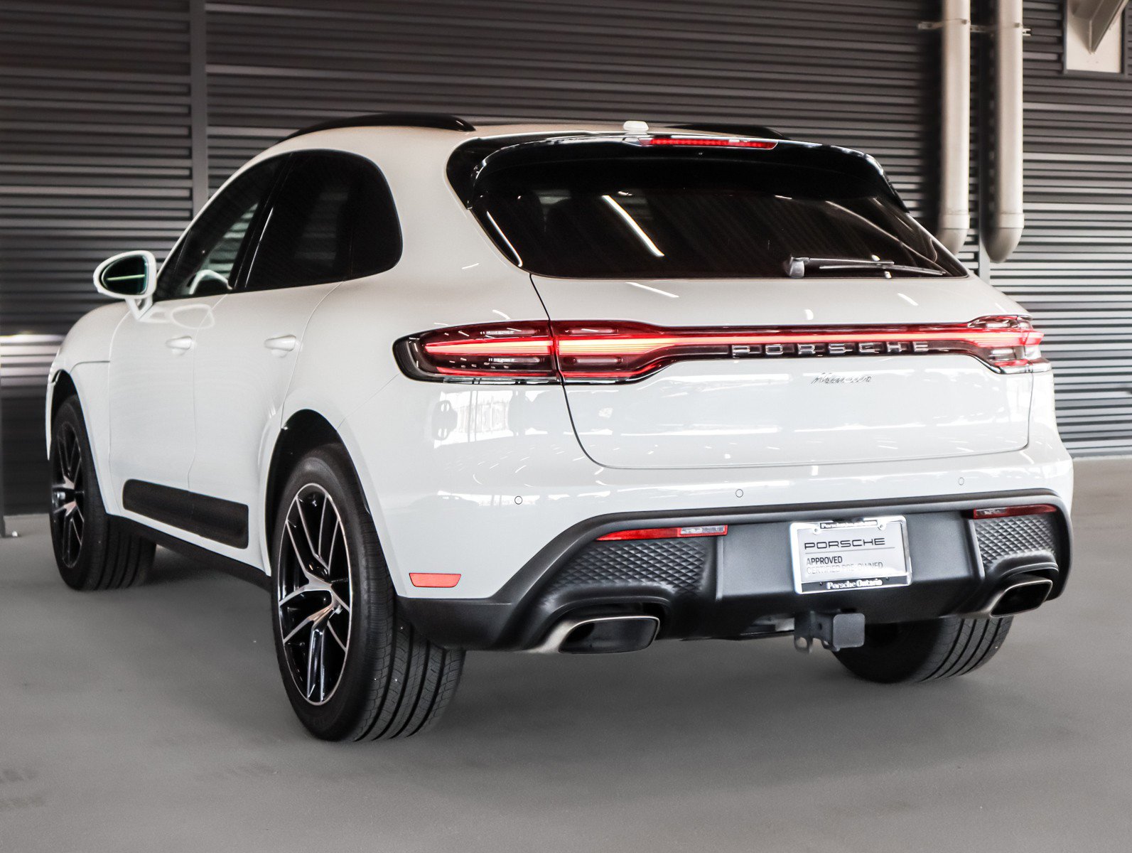 Certified 2024 Porsche Macan image 3