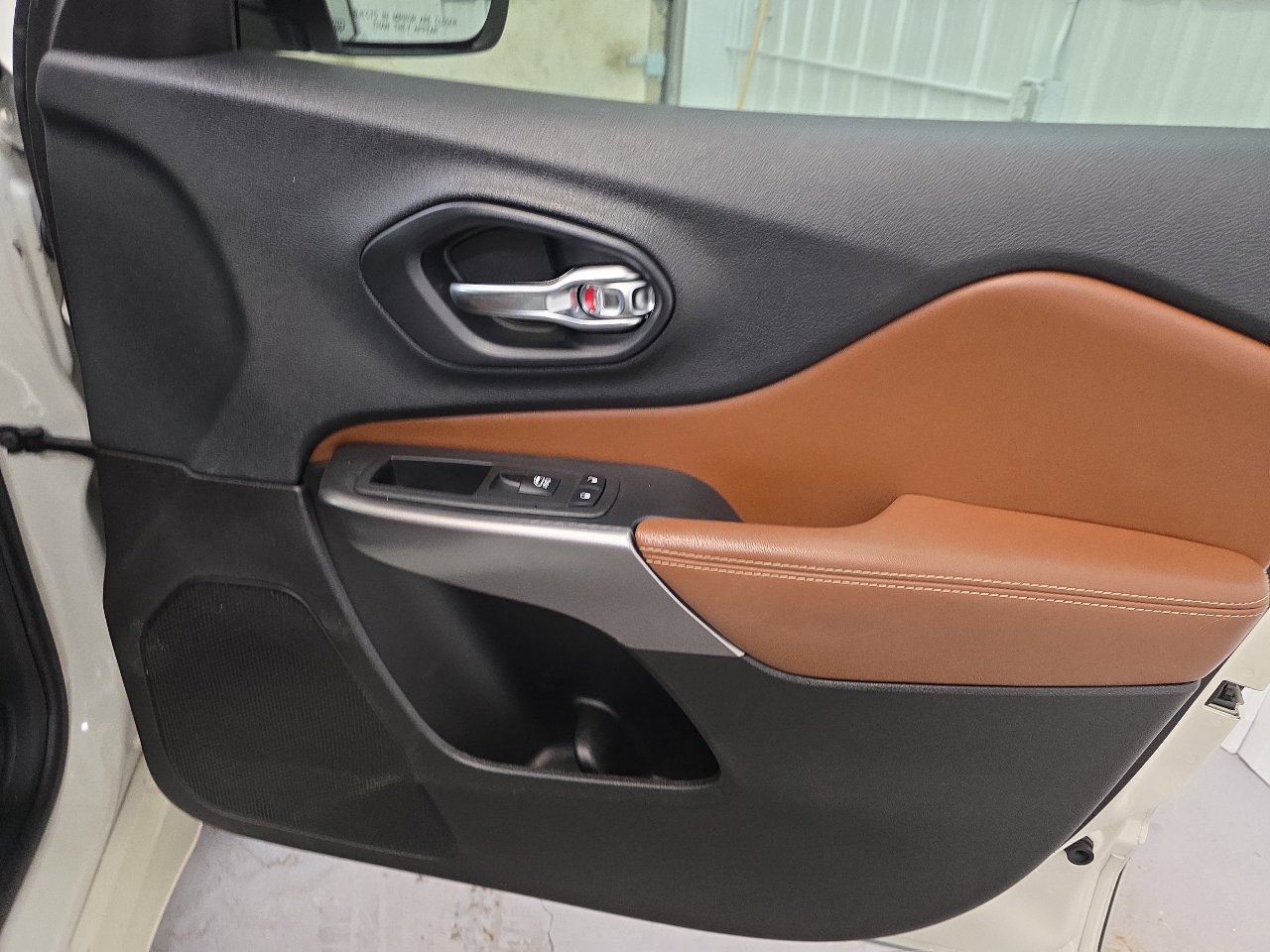 Used 2019 Jeep Cherokee Overland w/ Technology Group image 46