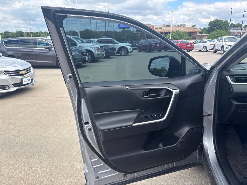 Used 2022 Toyota RAV4 LE w/ Carpet Mat Package (TMS) AWD/4WD image 9