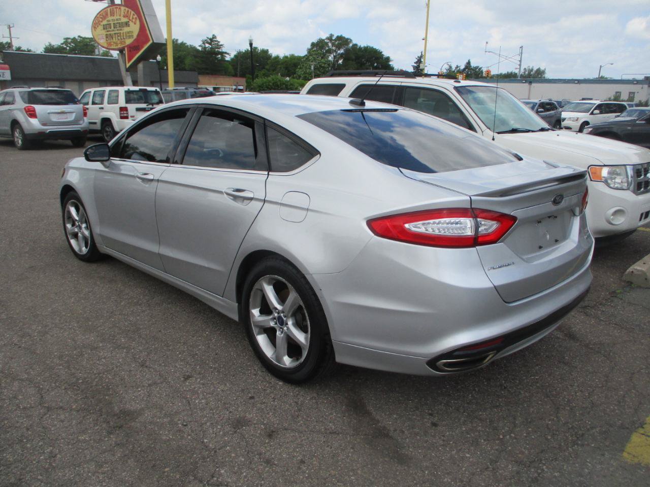Used 2016 Ford Fusion SE w/ Equipment Group 201A FWD image 4