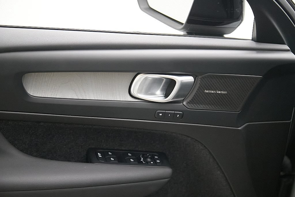 Certified 2025 Volvo XC40 B5 Ultra AWD/4WD image 11