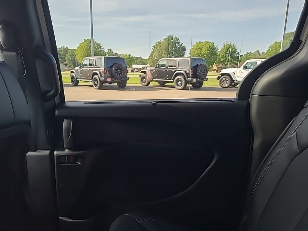 New 2025 Chrysler Pacifica Select image 17