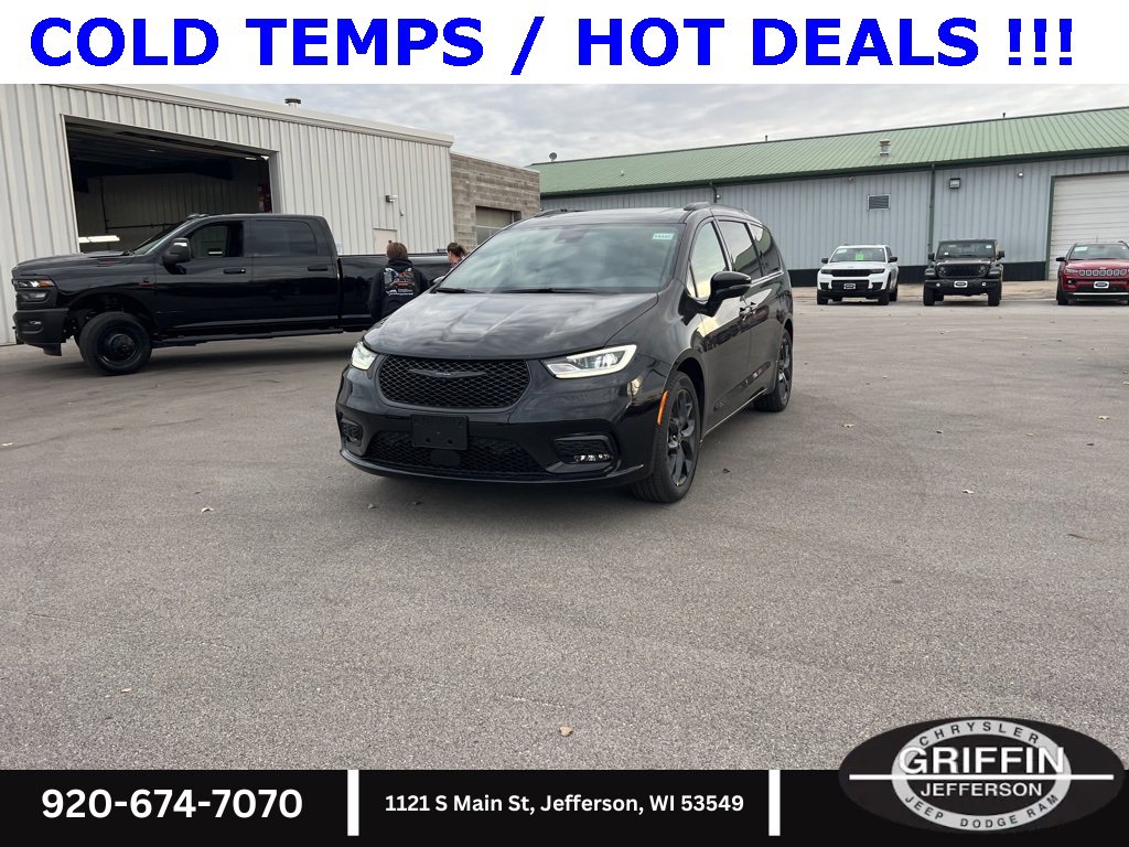 New 2026 Chrysler Pacifica Select w/ S Appearance Package image 4