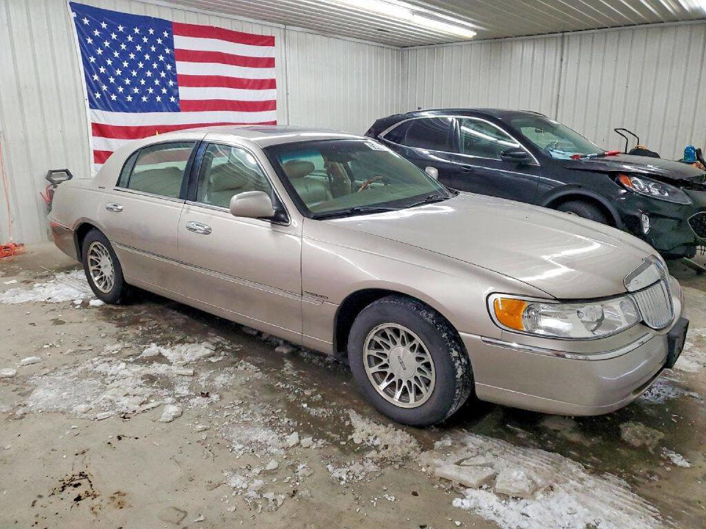Used 2002 Lincoln Town Car Signature