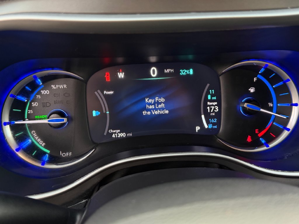 Used 2022 Chrysler Pacifica Touring-L w/ Uconnect Theater Family Group FWD image 26