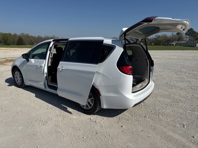 Used 2024 Chrysler Pacifica Touring-L image 4