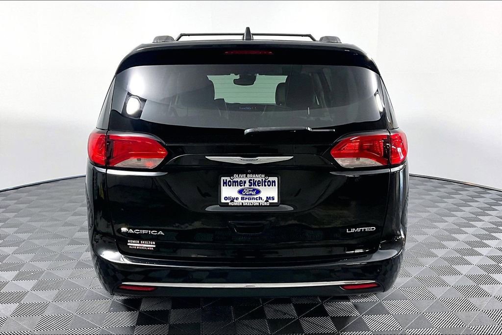 Used 2017 Chrysler Pacifica Limited w/ UConnect Theater Package FWD image 4
