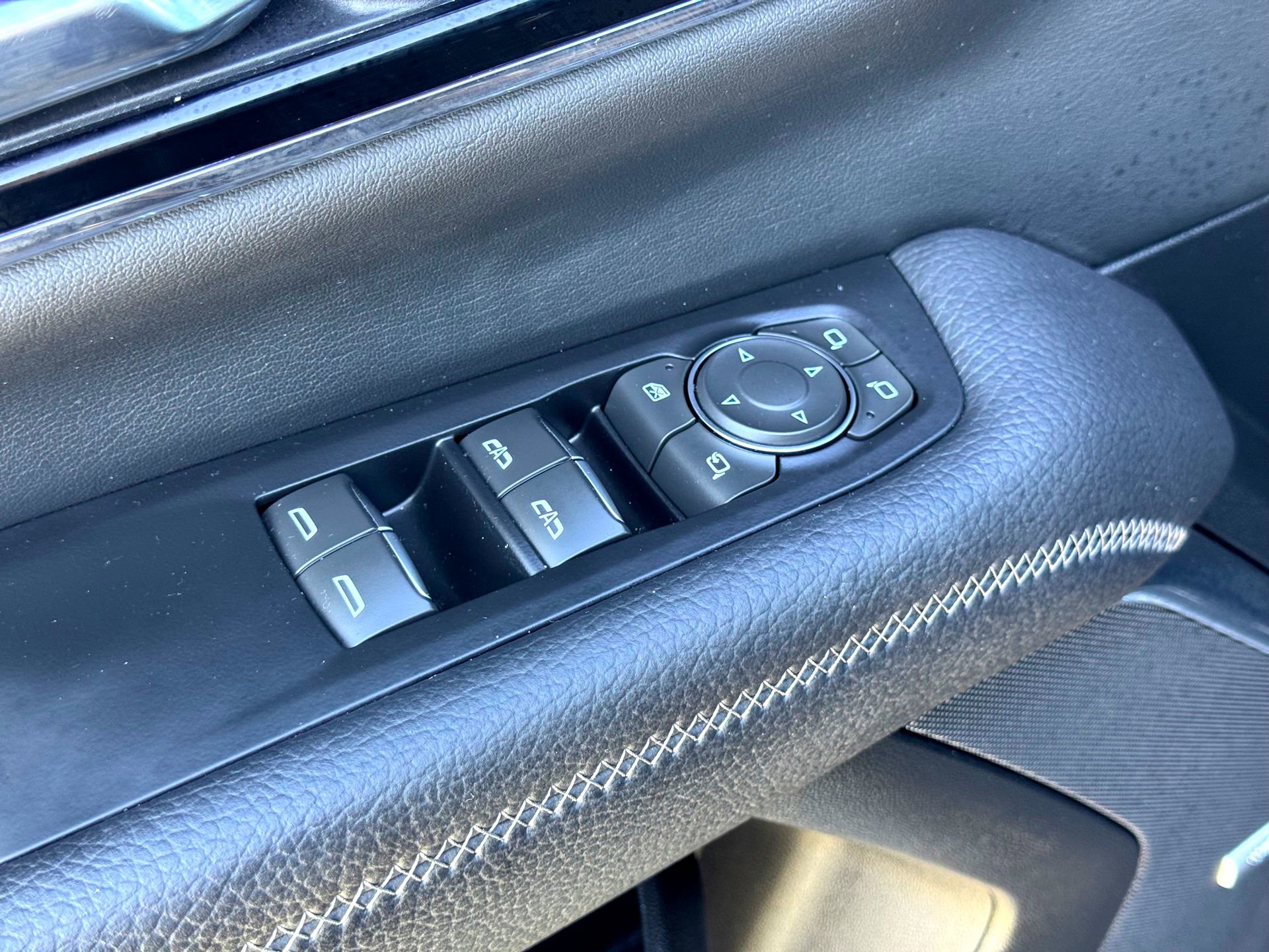 Used 2025 GMC Yukon XL Denali image 16