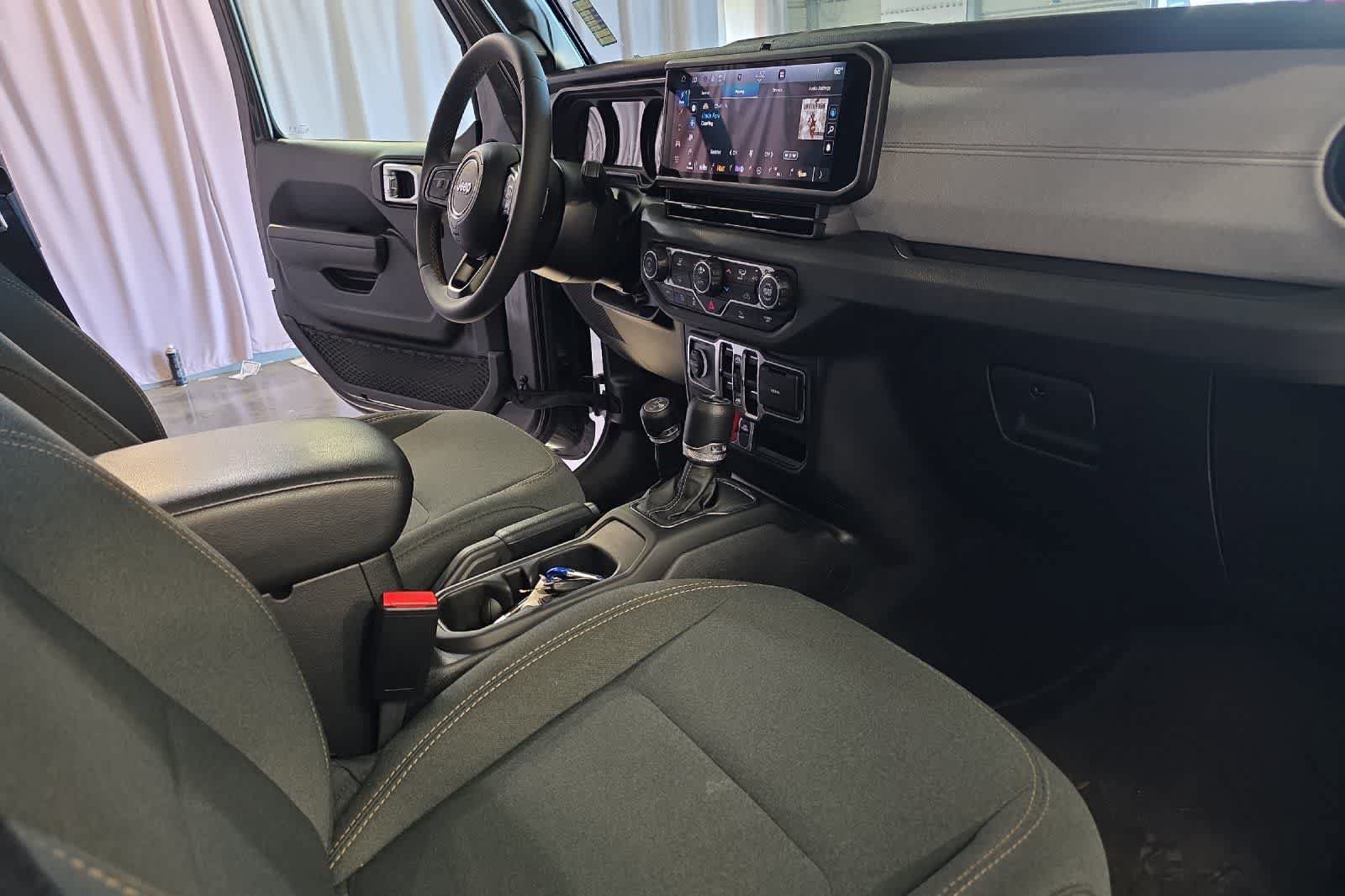 Used 2024 Jeep Wrangler Unlimited AWD/4WD image 18