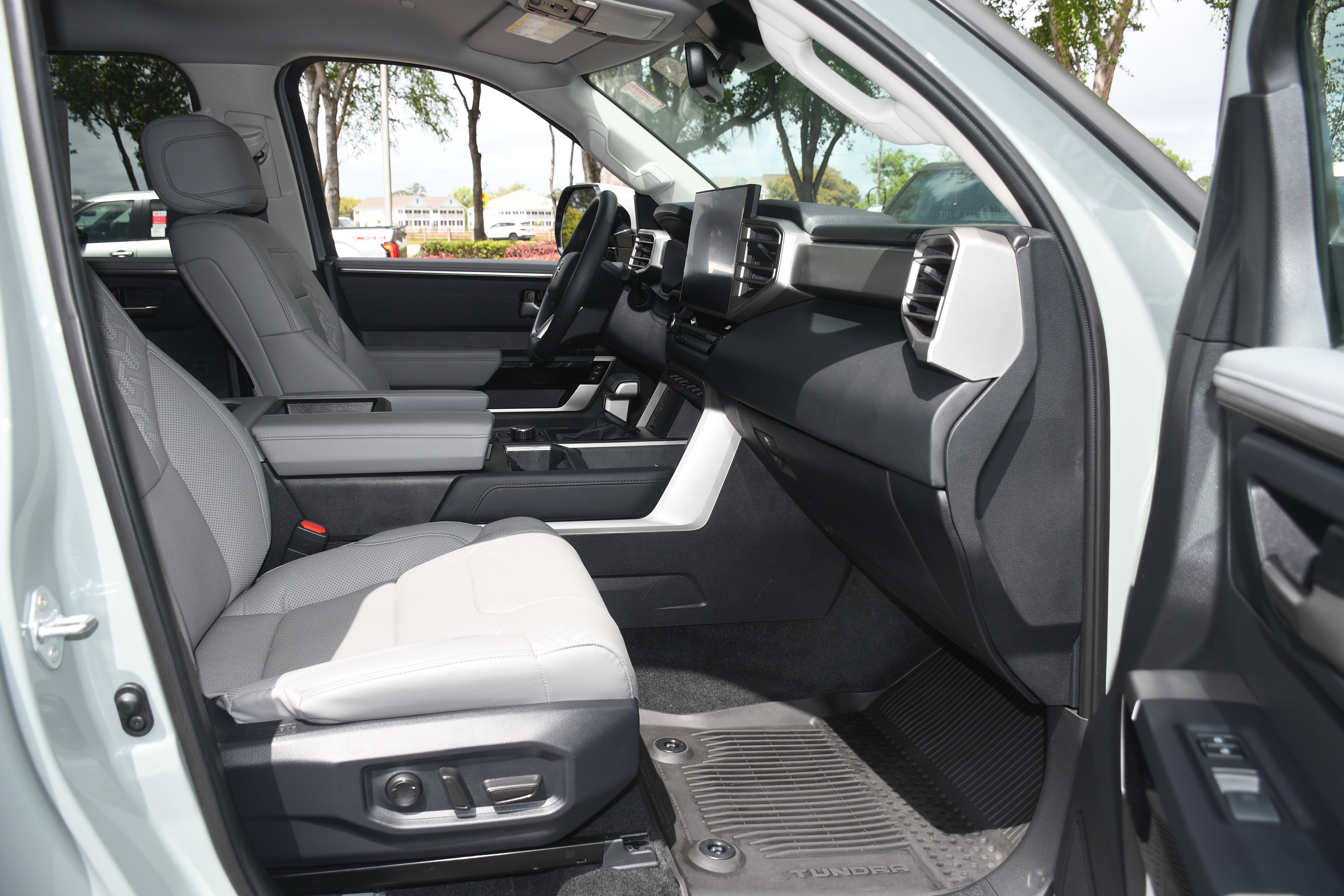 Used 2024 Toyota Tundra Limited AWD/4WD image 21