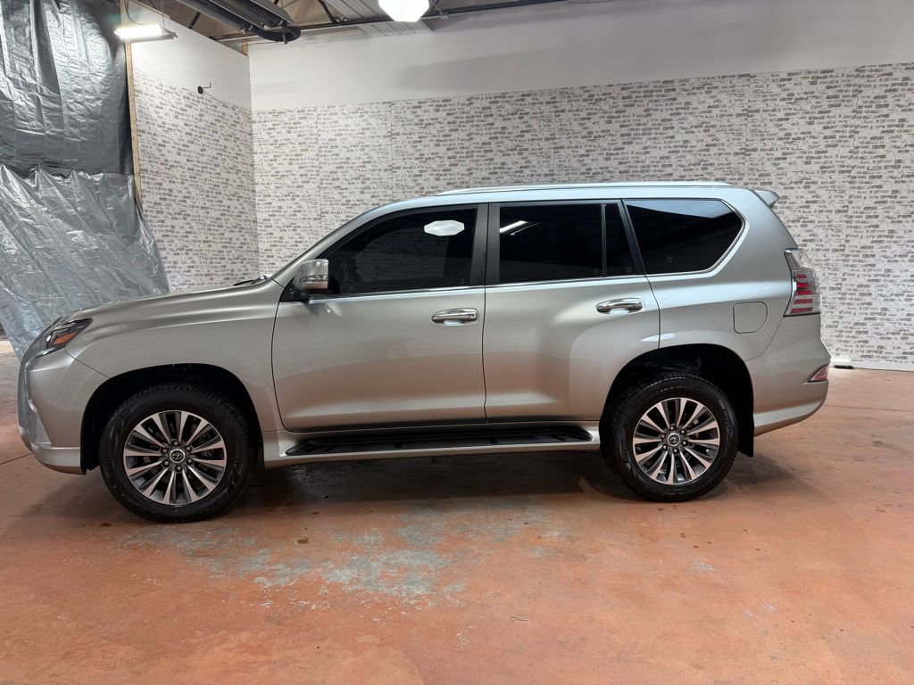 Used 2023 Lexus GX 460 Luxury w/ Accessory Package image 4