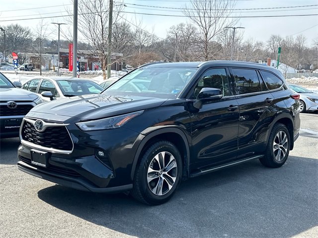 Certified 2022 Toyota Highlander XLE image 2