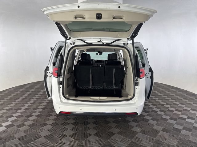 Used 2023 Chrysler Pacifica Touring-L FWD image 18