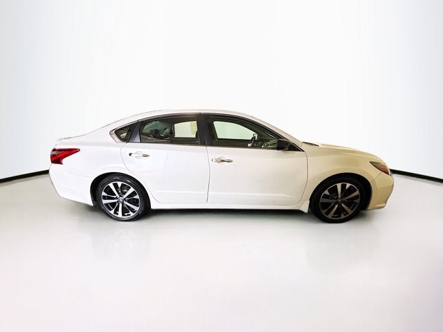 Used 2016 Nissan Altima 2.5 SR w/ LED Appearance Package FWD image 4