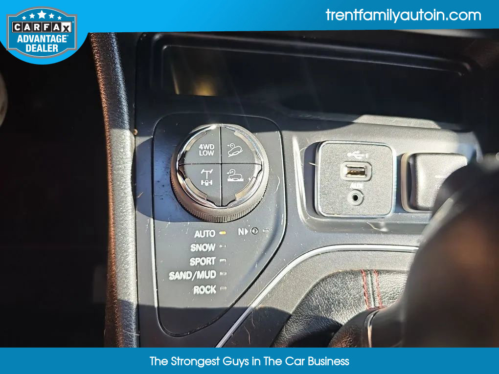 Used 2020 Jeep Cherokee Trailhawk image 25