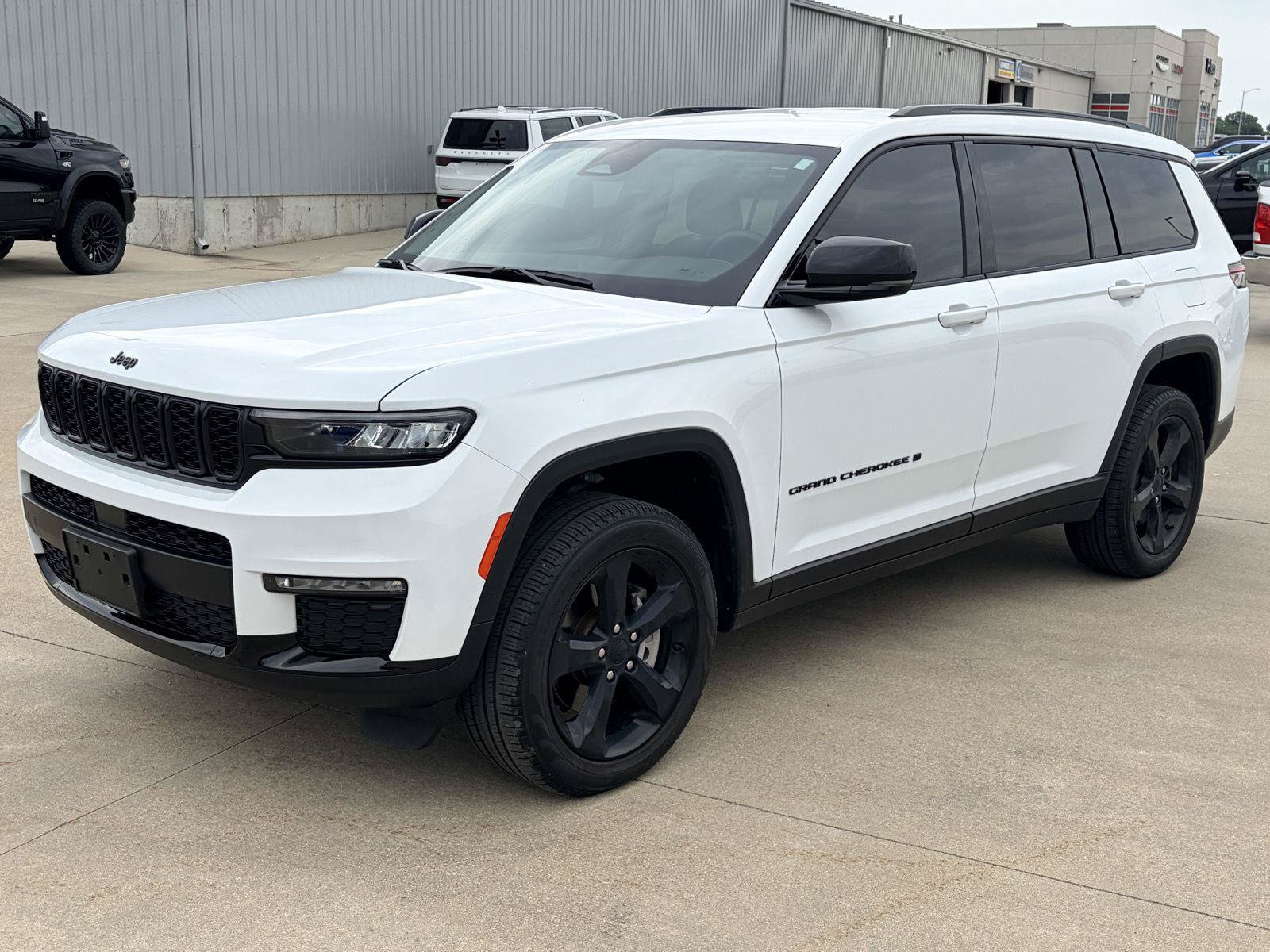 Used 2024 Jeep Grand Cherokee L Limited w/ Black Appearance Package AWD/4WD image 39