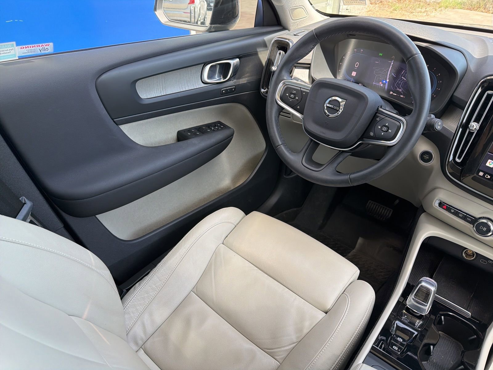 Used 2023 Volvo XC40 B5 Plus w/ Protection Package Premier image 12