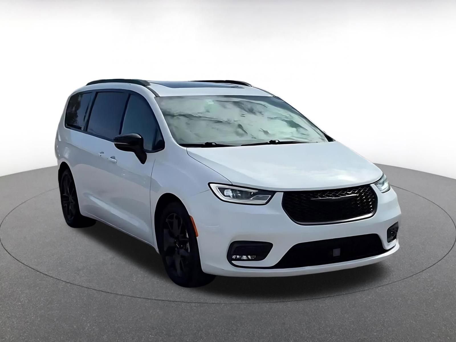 Used 2025 Chrysler Pacifica Limited image 3