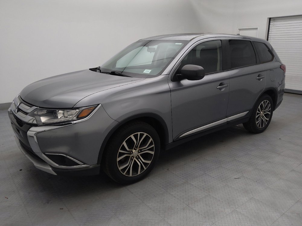 Used 2018 Mitsubishi Outlander SE image 2