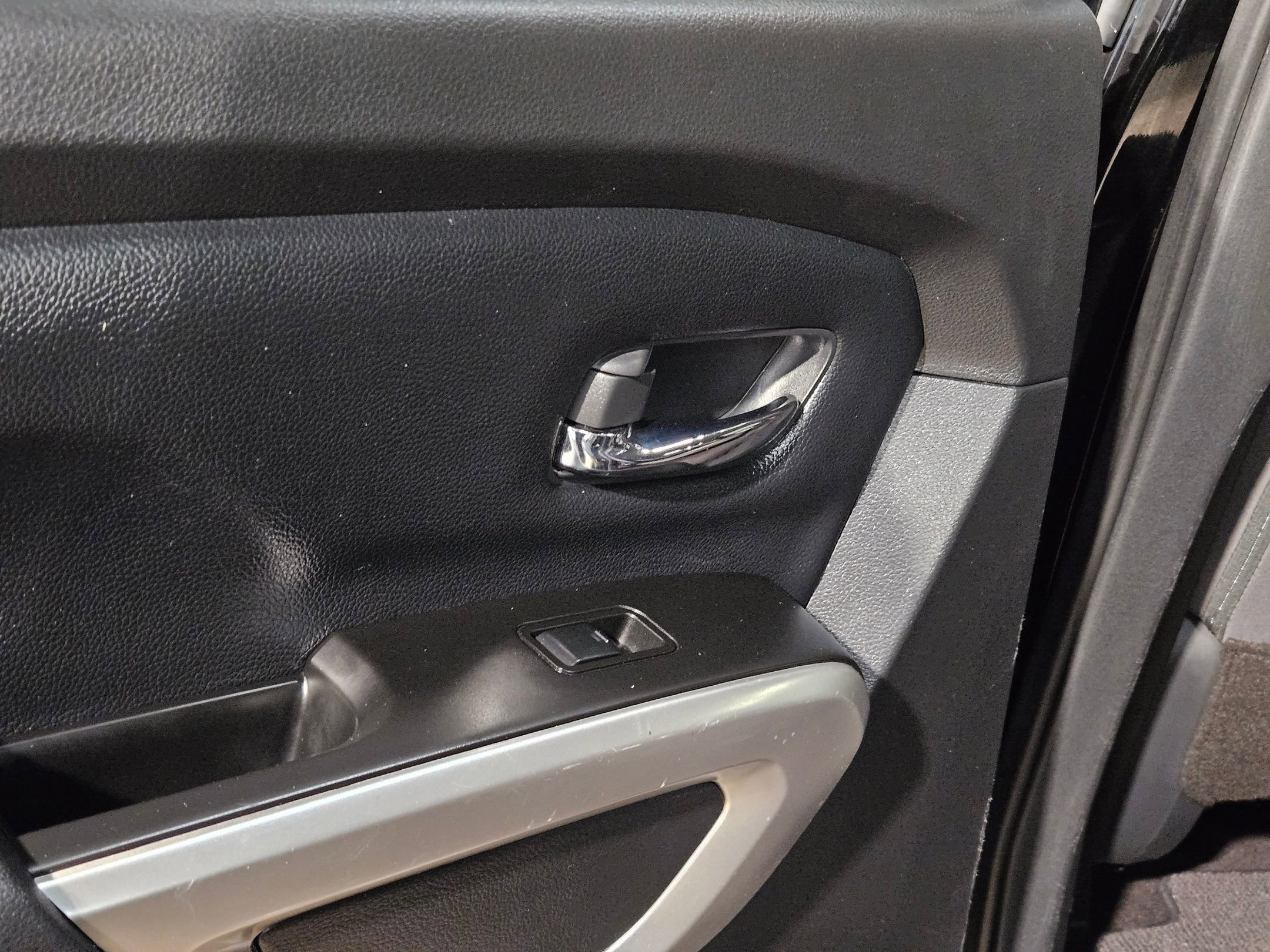 Used 2023 Nissan Titan SV image 34