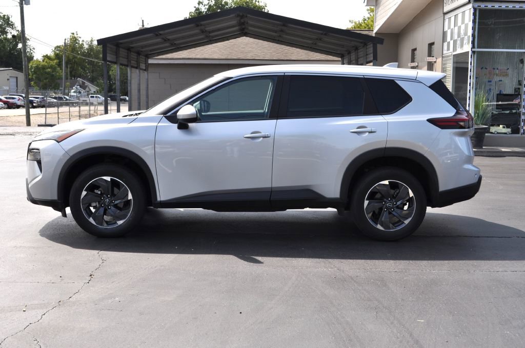 Used 2024 Nissan Rogue SV image 2