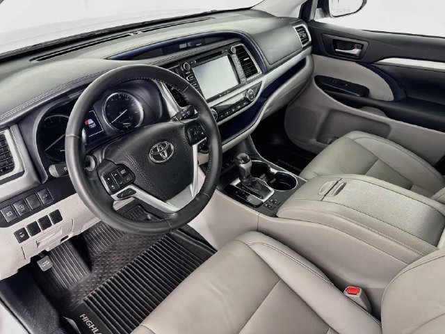 Used 2019 Toyota Highlander XLE AWD/4WD image 15