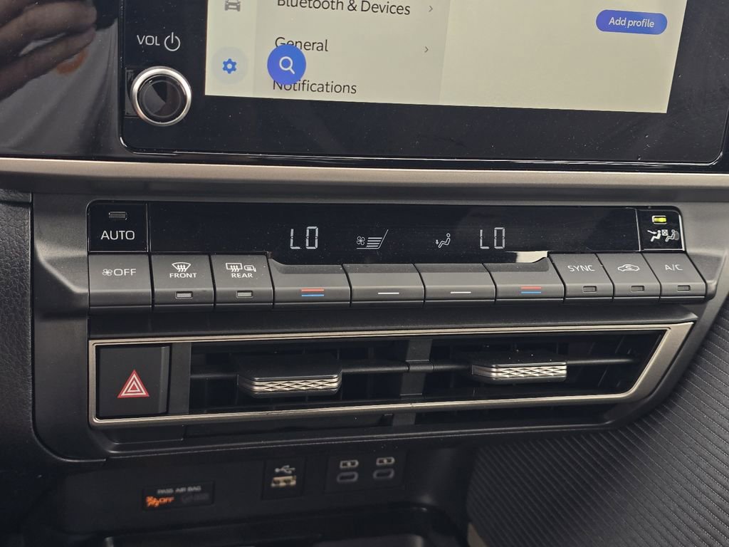 Used 2025 Toyota Camry SE w/ Convenience Package image 19