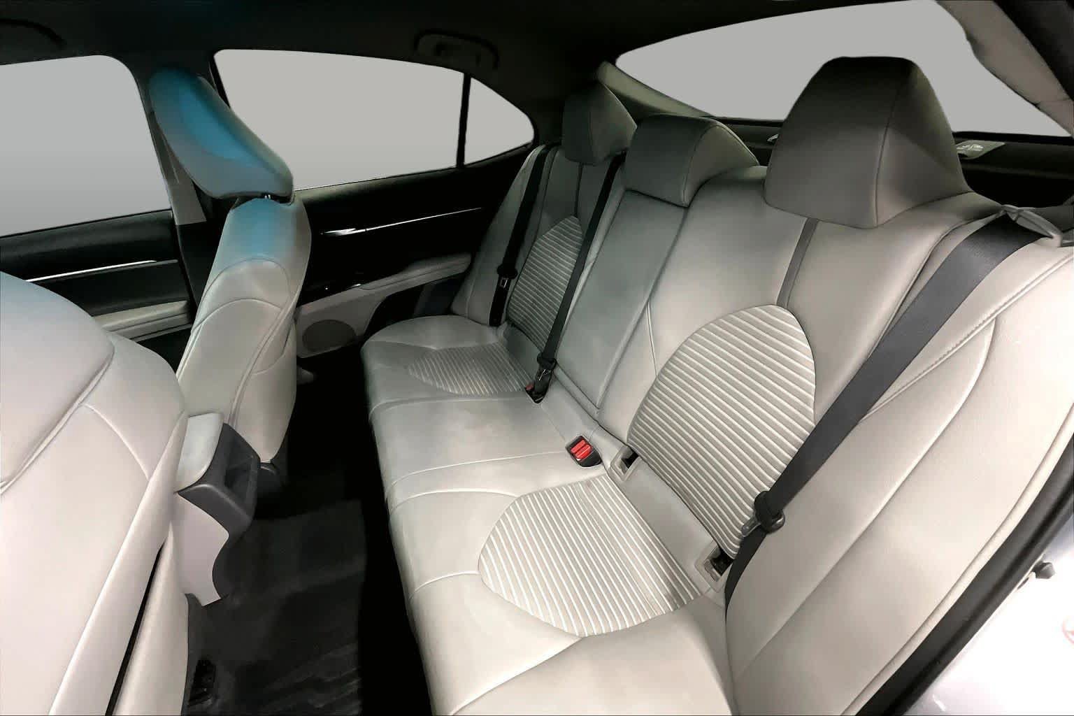 Used 2018 Toyota Camry SE FWD image 19